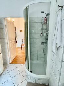 baño con ducha y puerta de cristal en Beautiful villa with garden in Milanówek, en Milanówek