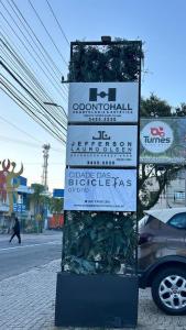 een bord aan de straatkant bij Cidade das Bicicletas in Joinville