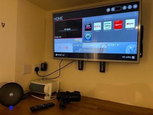 TV a/nebo společenská místnost v ubytování Studio Annex