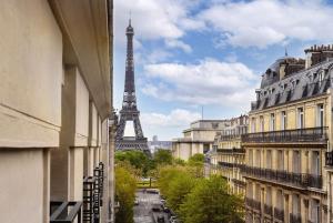 einen Blick auf den Eiffelturm von einem Gebäude in der Unterkunft Canopy By Hilton Paris Trocadero in Paris