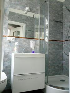 a bathroom with a sink and a shower at Hostel Tulip - pokój 6 ze wspólną łazienką i kuchnią in Szczecin