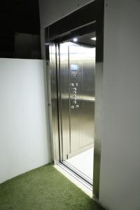 um elevador num edifício com piso verde em HOTEL ABANCAY em Abancay