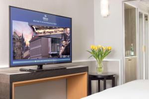 TV a/nebo společenská místnost v ubytování Hilton Prague Old Town