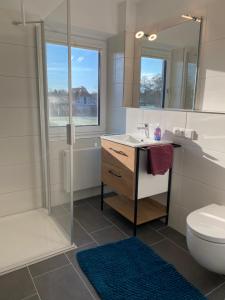 ein Badezimmer mit Waschbecken, Toilette und Dusche in der Unterkunft Lieblingsort Buxtehude in Buxtehude