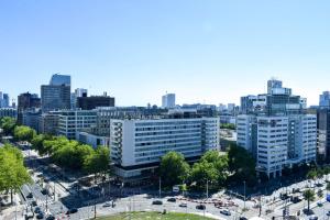 una vista aérea de una ciudad con edificios altos en Hilton Rotterdam, en Róterdam