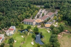 een luchtzicht op een gebouw met een golfbaan bij DoubleTree by Hilton Royal Parc Soestduinen in Soestduinen