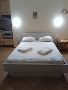1 cama grande con 2 toallas encima en Maria, en Apidias Lakos