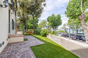 un balcone di una casa con erba verde di Casa Orizzonte - Appartamento con vista a Gabicce Mare
