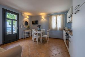 a kitchen and dining room with a table and chairs at Casa Orizzonte - Appartamento con vista in Gabicce Mare