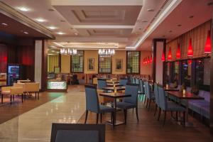 Hilton Garden Inn Astana tesisinde bir restoran veya yemek mekanı