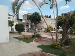 een huis met palmbomen ervoor bij Quinta primaveras in Cuernavaca