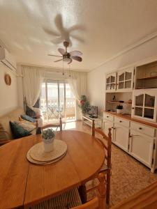 - un salon avec une table et un ventilateur de plafond dans l'établissement Casa Margarita, à Torrevieja