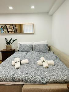 1 cama grande con 3 almohadas encima en GabEni Home en Budapest