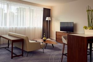 A television and/or entertainment centre at DoubleTree by Hilton Wroclaw