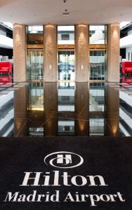 een lobby van een winkelcentrum met een Marriott vliegveld tapijt bij Hilton Madrid Airport in Madrid