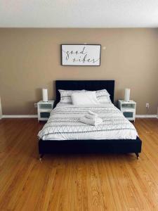 Krevet ili kreveti u jedinici u objektu 5 bedroom family home in Mississauga with parking