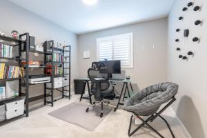 Gallery image of Luxurious 3-Bedrooms with Office & Media Room in Cochrane +59 photos