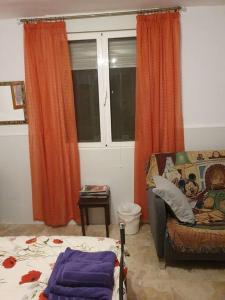 Zona d'estar a Lovely 1 bedroom attached apartment with kitchen but private