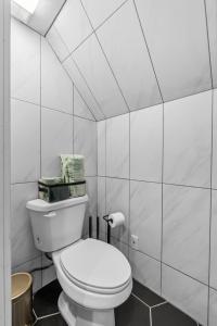 uma casa de banho com um WC branco num quarto em Stylish Studio in Heber City em Heber City