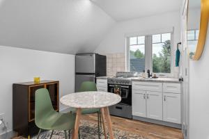 uma cozinha com uma mesa e cadeiras verdes em Stylish Studio in Heber City em Heber City