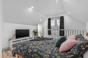 um quarto com uma cama e uma televisão de ecrã plano em Stylish Studio in Heber City em Heber City