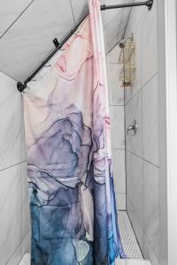 uma cortina de chuveiro com um mural de montanha na casa de banho em Stylish Studio in Heber City em Heber City