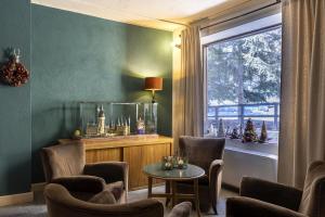 A seating area at Aparthotel Claviere