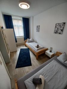 Habitación pequeña con 2 camas y sofá en L118 Vermietungen, en Zwickau
