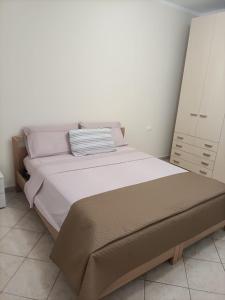 1 dormitorio con cama con almohada y vestidor en B & B CANTARANO, en Porto Garibaldi