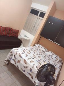 sypialnia z łóżkiem, krzesłem i oknem w obiekcie Flat à beira mar! w mieście Marechal Deodoro