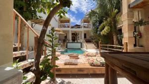 塔魯丹特的住宿－Dar Salam Souss，庭院中带游泳池的房子