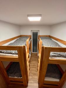 pokój z 3 łóżkami piętrowymi w obiekcie U srubu w mieście Moravany