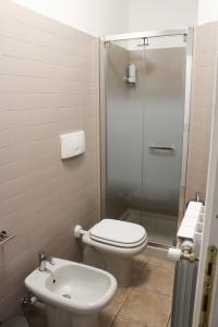 La salle de bains est pourvue de toilettes, d'une douche et d'un lavabo. dans l'établissement La Suite dell'Artista LUXURY ART SUITE, à Stresa