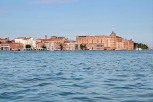 una gran masa de agua con edificios en el fondo en Hilton Molino Stucky Venice, en Venecia