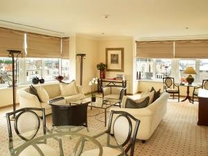 Χώρος καθιστικού στο Hilton Antwerp Old Town