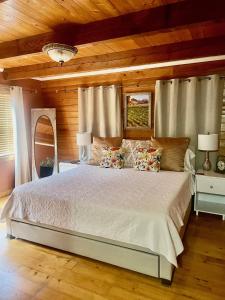 ein Schlafzimmer mit einem Bett und einer Holzdecke in der Unterkunft Experience Louisiana, Cabin on Bayou Petite Anse in New Iberia