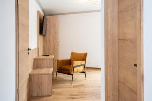 a room with a chair and a desk at Moderne Ferienwohnung direkt am Wasser in Heiligenstadt