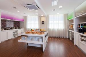 una habitación con un buffet de comida a la vista en Hampton by Hilton Samara en Samara