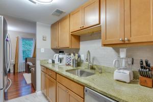 cocina con fregadero y encimera en Roomy Columbia Retreat about 17 Mi to Dtwn Baltimore, en Columbia