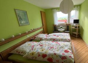 - une chambre avec 2 lits, un bureau et une fenêtre dans l'établissement Spatzennester-Vogelsberger Hof, à Grebenhain
