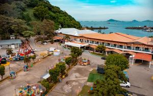 una vista aerea di una città con parco acquatico di MARINN Tropical Vibes Hotel a Città di Panama