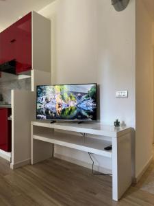 TV sentada en un escritorio blanco en una habitación en Apartment Lake Varese - Lago di Varese -, en Lomnago