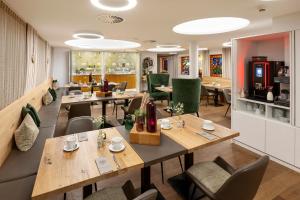 un restaurante con mesas y sillas en una habitación en Hotel Wirtshaus Sattlerwirt, en Ebbs