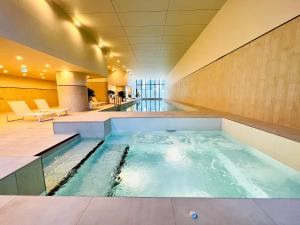 Luxury Indoor Pool, Jacuzzi, Sauna and Steam 내부 또는 인근 수영장