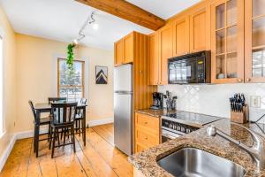 Kitchen o kitchenette sa Stowe Mountain Road Escape