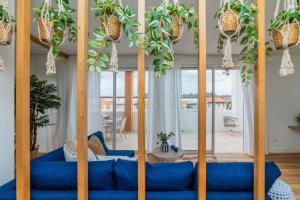 聖米格爾德阿沃納的住宿－Ático Cholas by the Beach，客厅配有蓝色的沙发和桌子