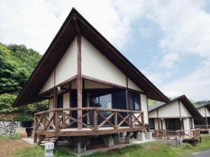 una casa con techo de paja en Hotel Bellreef Otsuki - Vacation STAY 43762v en Otsuki