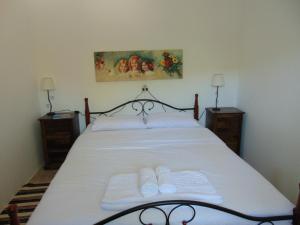 ネオ・イティロにあるOlga's Houseのベッドルーム1室(ベッド1台、タオル2枚付)