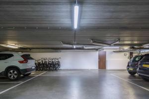 un garaje con coches aparcados en él en Hampton by Hilton Amsterdam Centre East en Ámsterdam