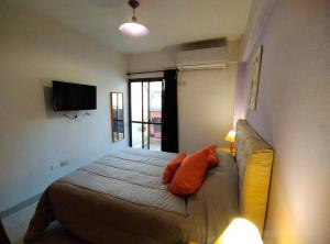 ein Wohnzimmer mit einem Sofa und einem Flachbild-TV in der Unterkunft Grandioso 2 en Barrio Sur in San Miguel de Tucumán